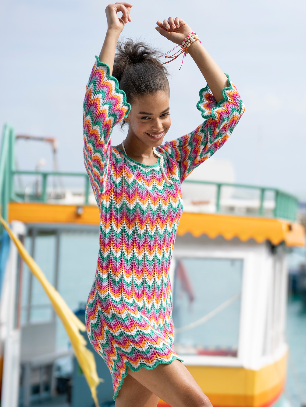 Modellansicht Bild 1: Kunterbuntes Sommerkleid mit Zackenmuster