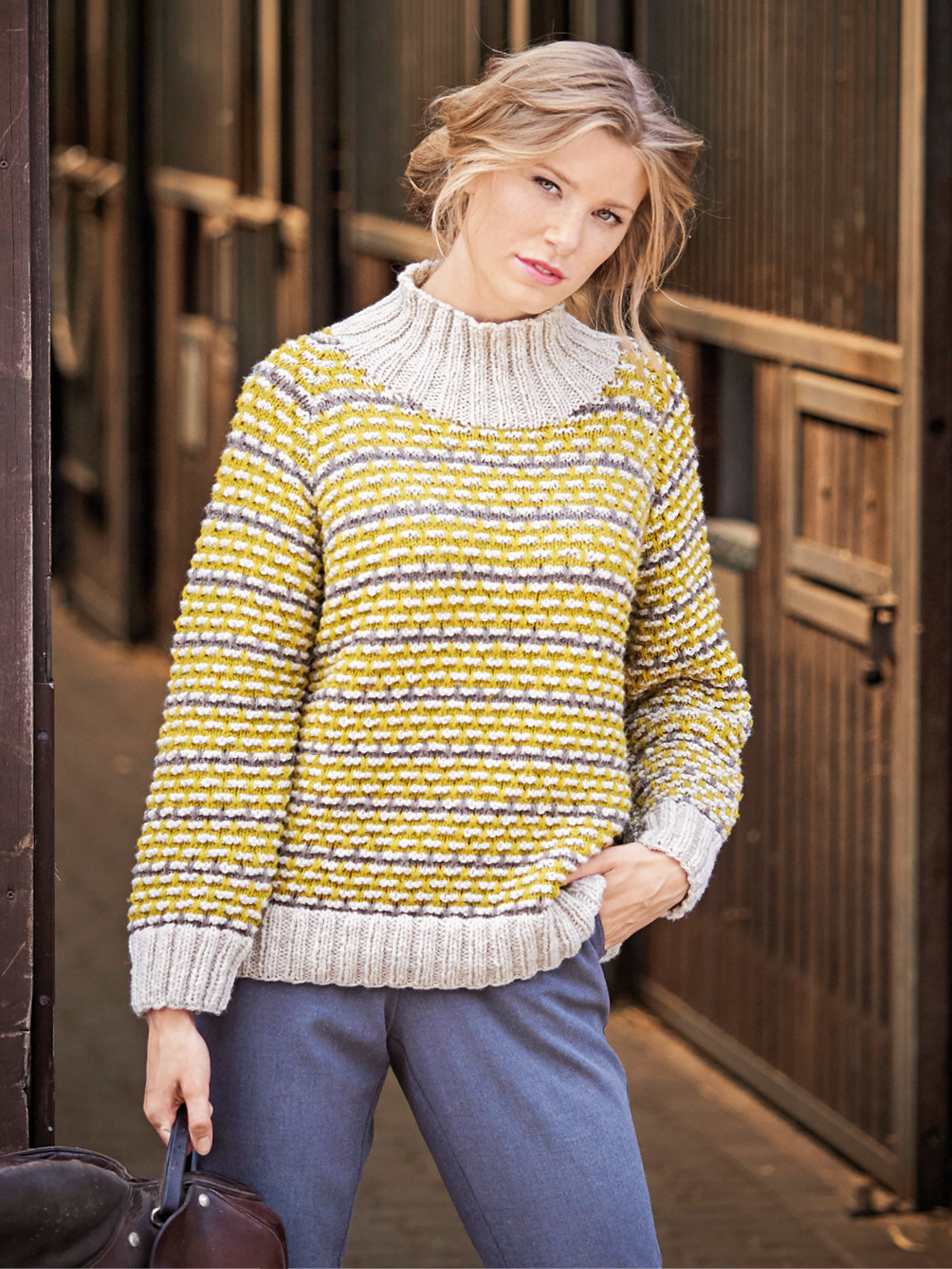 Modellansicht Bild 1: Raglanpulli mit Hebemaschen in Natur, Anis und Holz
