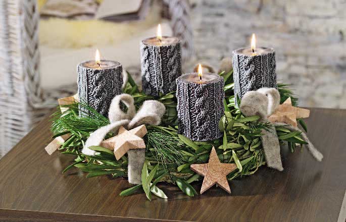 Grau-schwarz gemusterte Kerzen, grüner Kranz, Filzschleifen, hölzerne Sterne. DIY, handgefertigt.