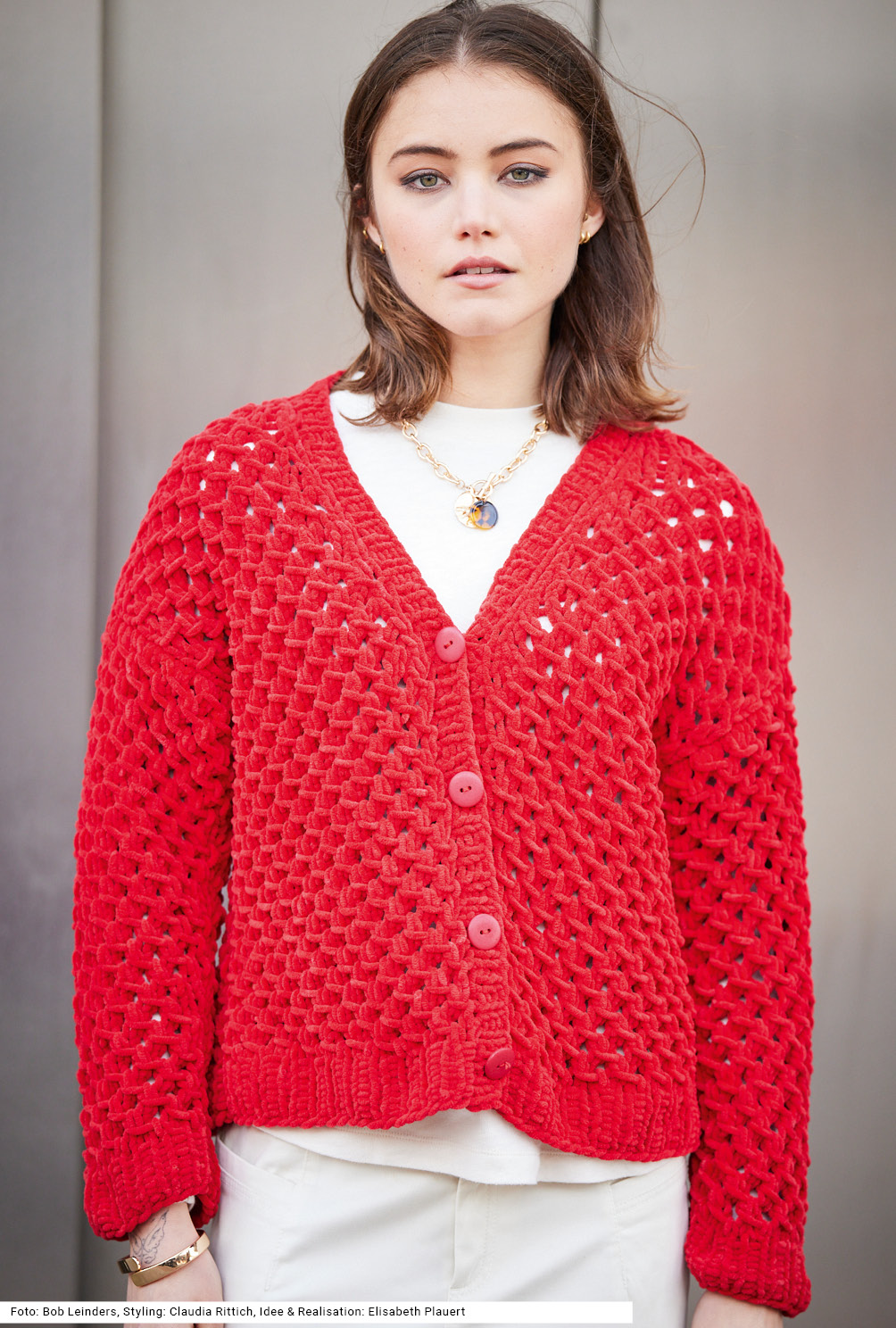 Modellansicht Bild 2: Jacke mit Lochmuster in Rot