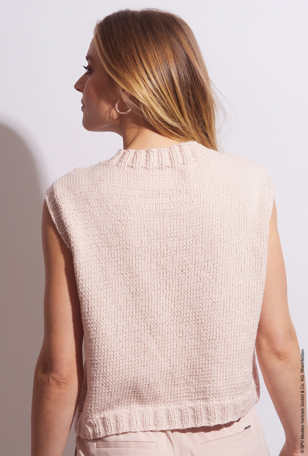 Modellansicht Bild 5: Pullunder mit Ajourmuster in Rosé