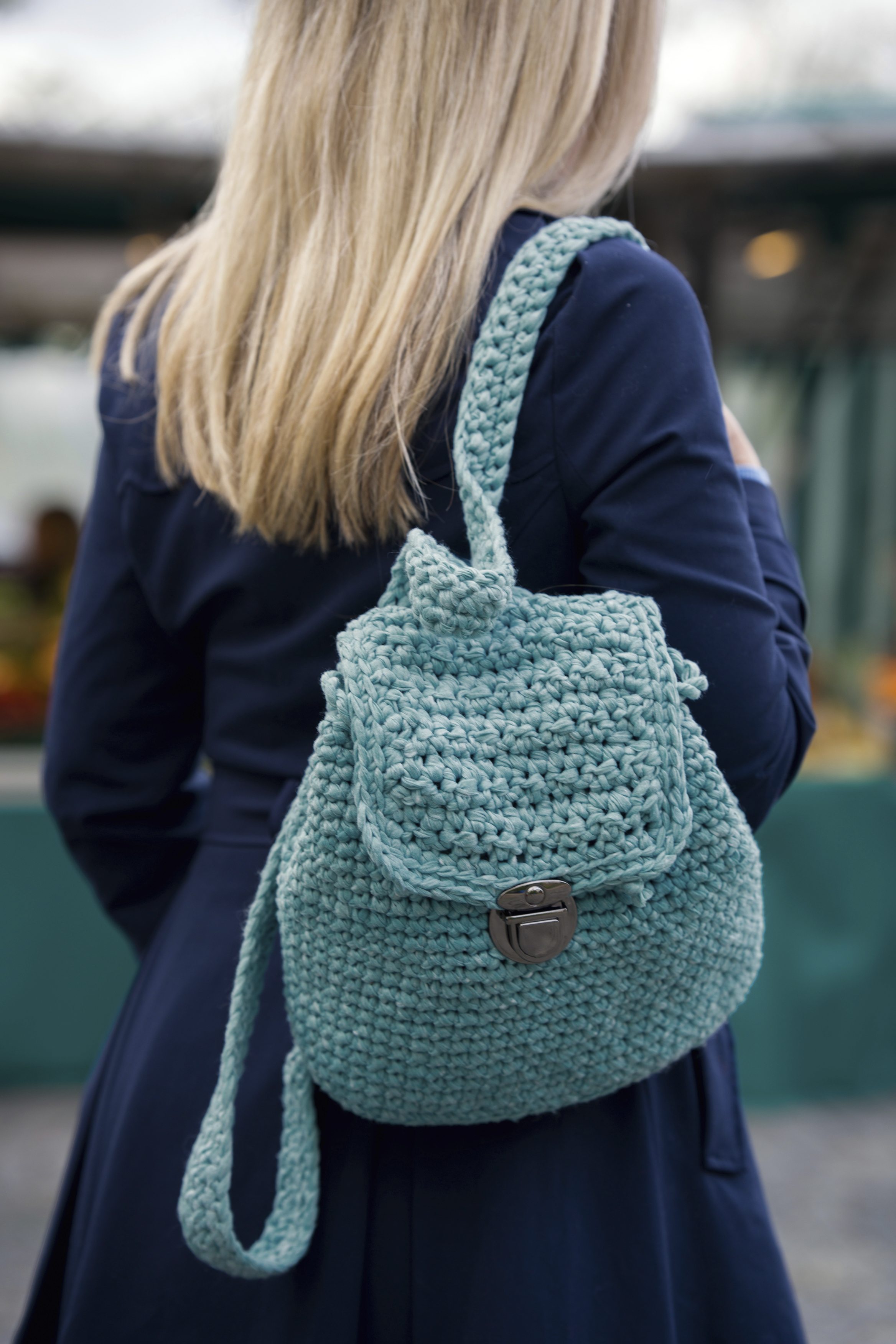 Aqua Rucksack, gehäkelt, DIY-Optik, mattsilberner Verschluss, einzigartig und modisch handgefertigt.