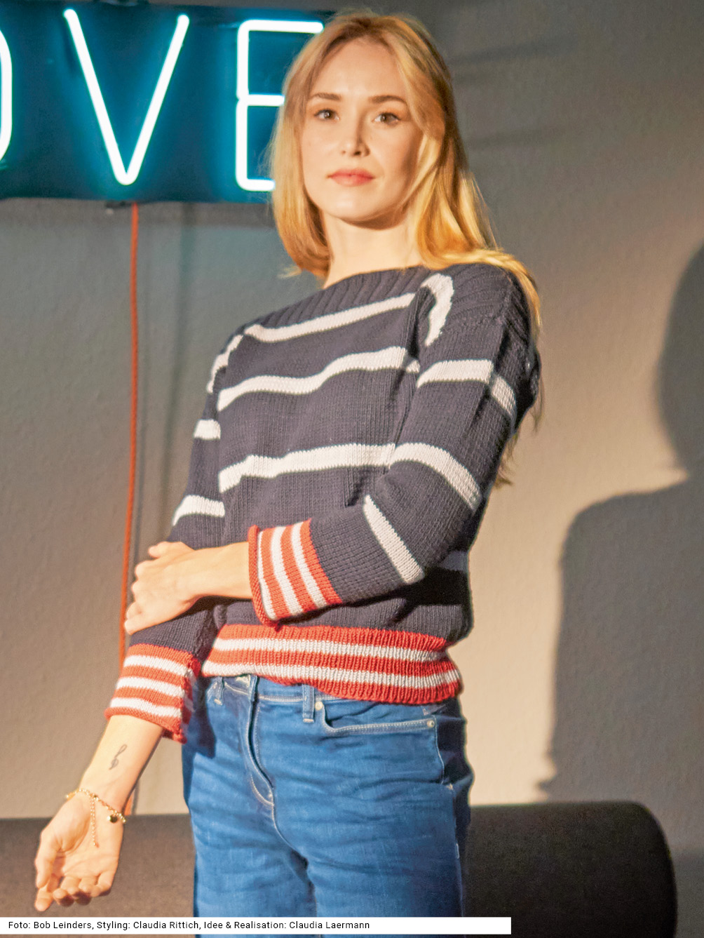 Modellansicht Bild 1: Streifenpullover in Marine, Hellgrau und Rot