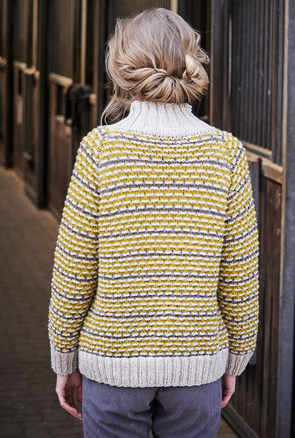Modellansicht Bild 5: Raglanpulli mit Hebemaschen in Natur, Anis und Holz
