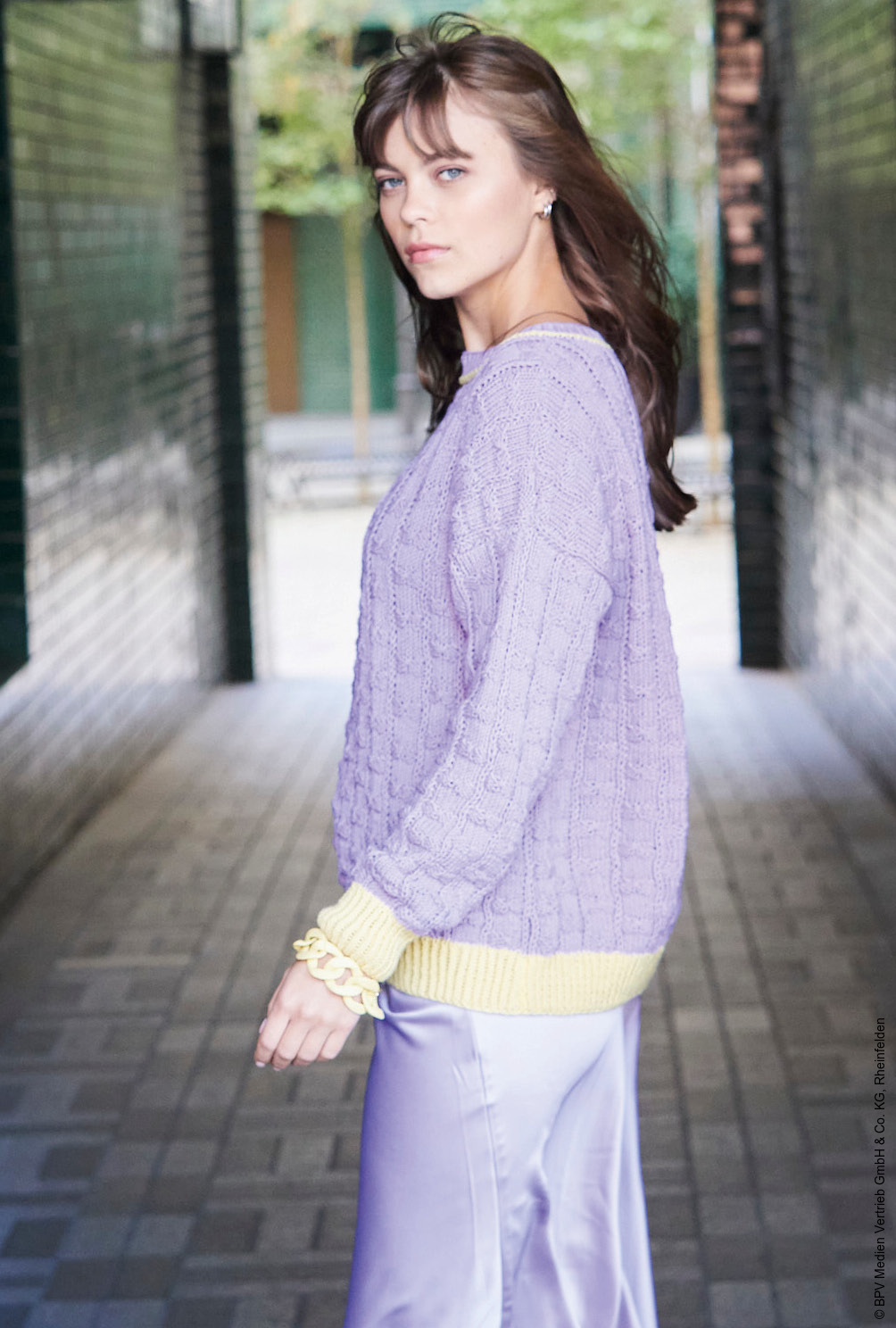 Modellansicht Bild 3: Pullover mit Karomuster in Gelb und Flieder
