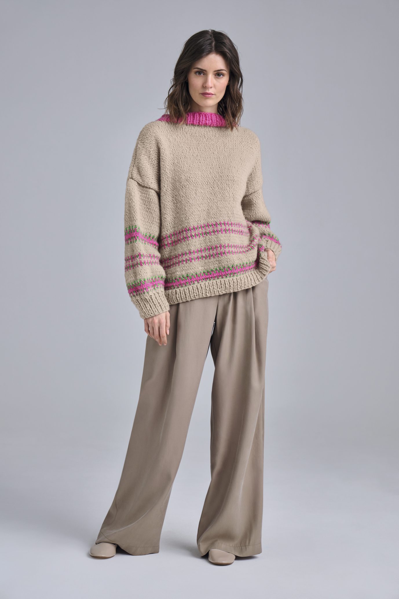 Beiger Strickpullover mit pink-grünen Streifen, weite Hose in Beige, handgemacht, modisch, DIY.