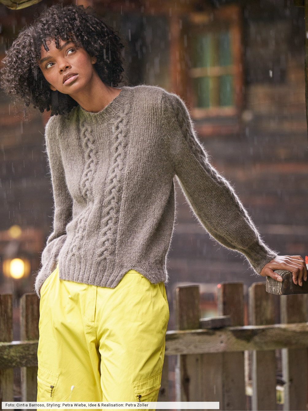 Modellansicht Bild 1: Pulli mit Zopfstreifen