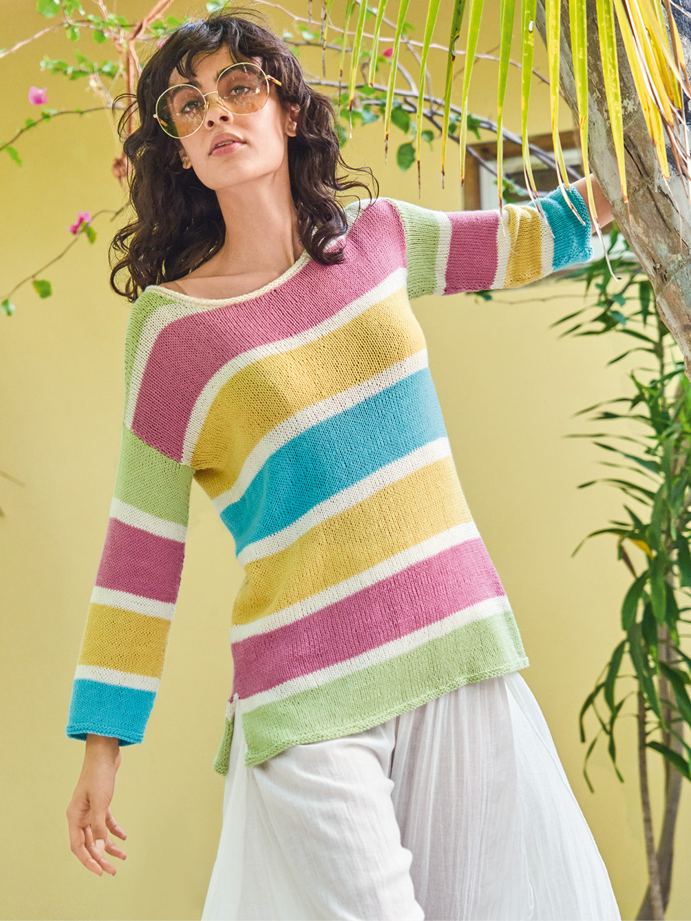 Modellansicht Bild 1: Bunt gestreifter Pullover