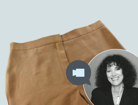 Schlichte, karamellfarbene Hose, glattes Muster, hoher Bund. Modisch und zeitlos.