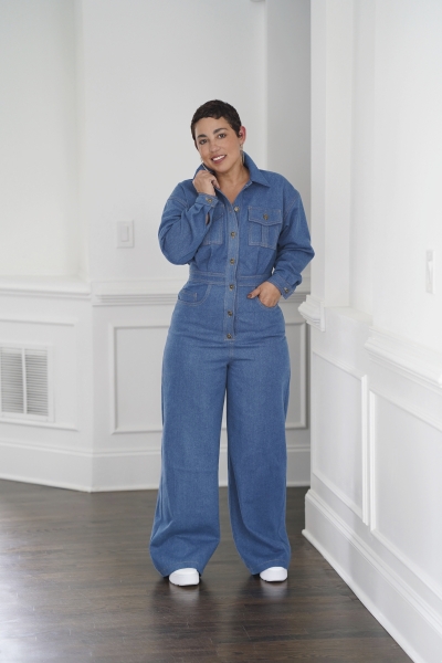 Ein blauer Denim-Jumpsuit, weite Hosen, aufgesetzte Taschen, klassischer Kragen. Zeitlos und stilvoll.