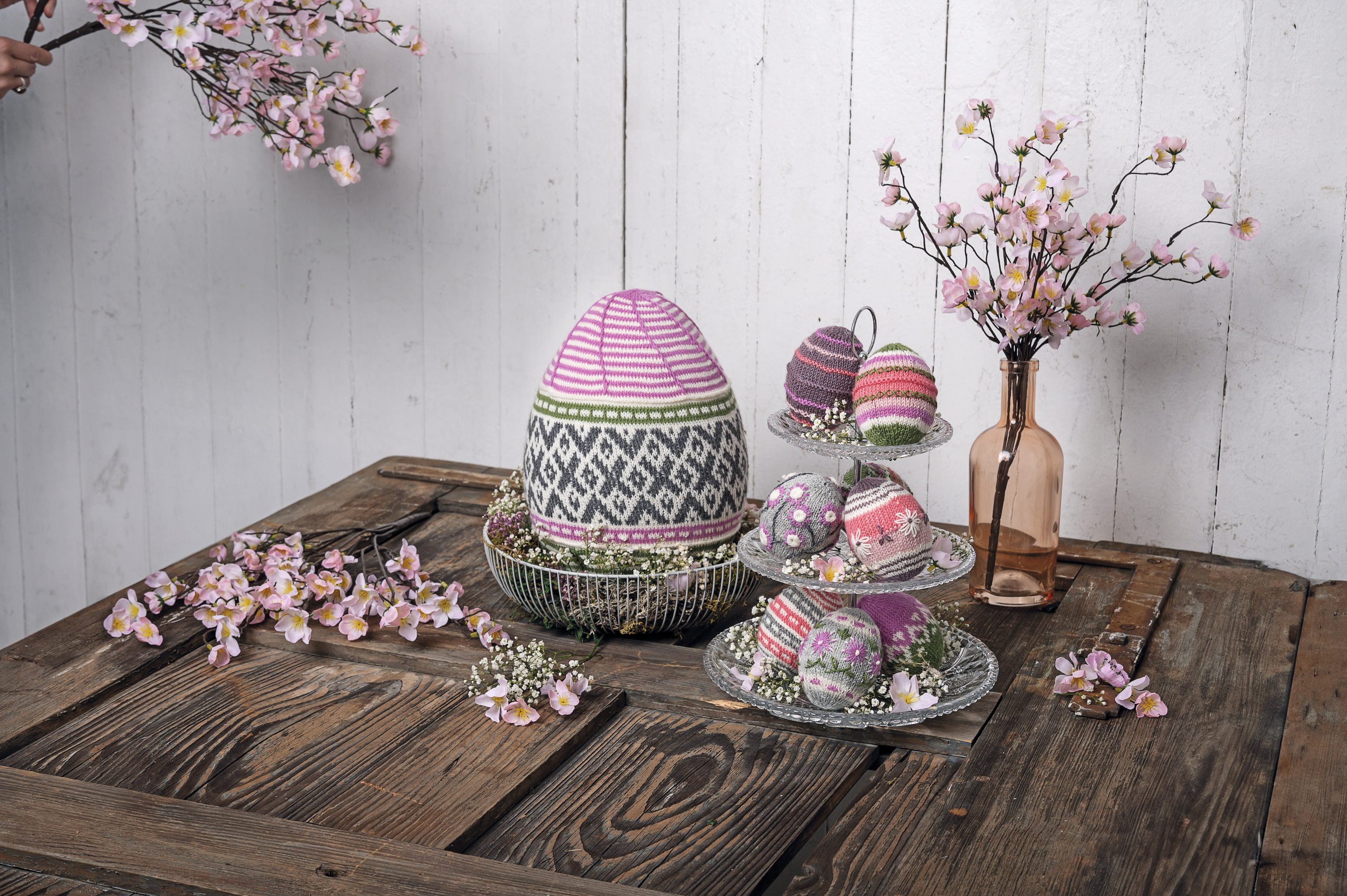 Handgemachte Ostereier, gestrickt in Rosa, Grau und Grün, mit verschiedenen Mustern. Modisch und kreativ.