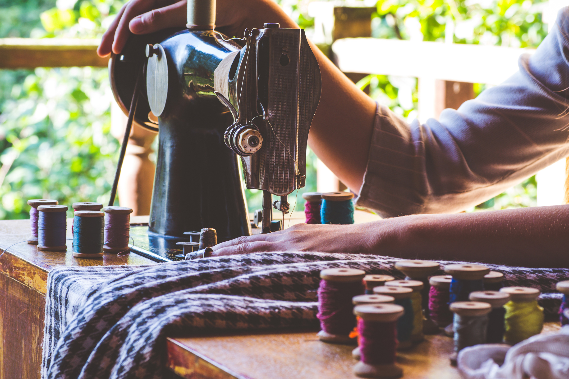Schwarz-weißes Karo-Muster, klassische Schneiderarbeit, DIY Flair, Nostalgie, bunte Garnrollen, handgemacht.