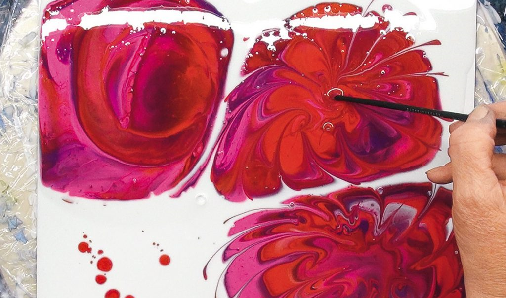 Leuchtend rote und violette Muster auf weißem Hintergrund, abstrakt, DIY, künstlerisch, selbstgemacht