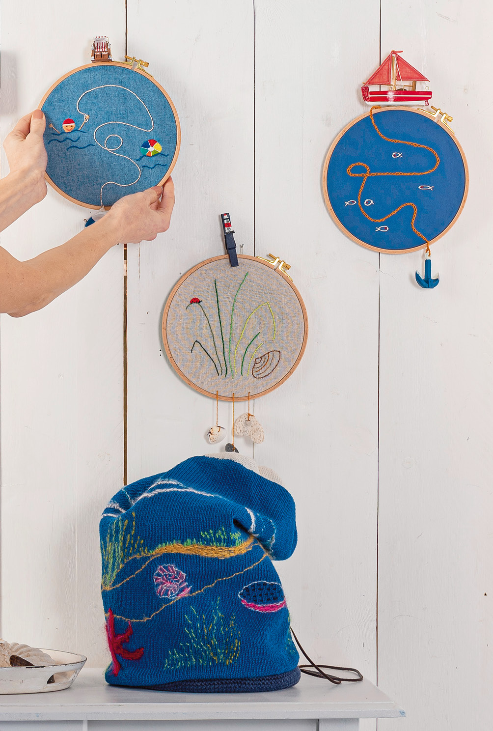 Modellansicht Bild 7: Stickbilder und Matchsack mit Meeresmotiven und Reiseerinnerungen