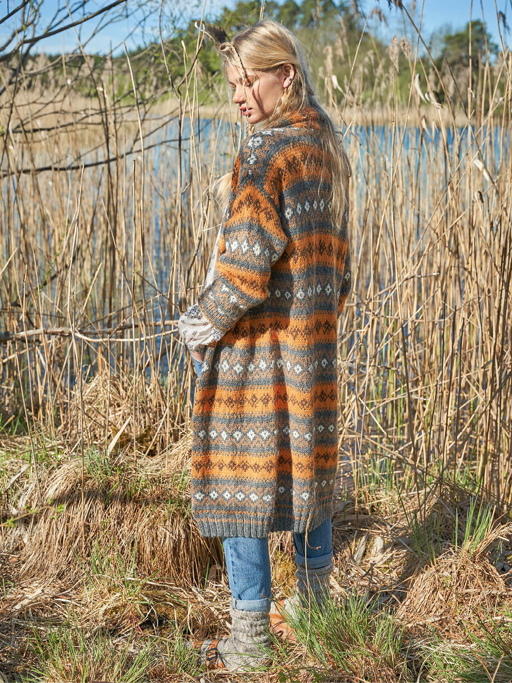 Modellansicht Bild 1: Edler Alpaka-Mantel mit Fair Isle Muster