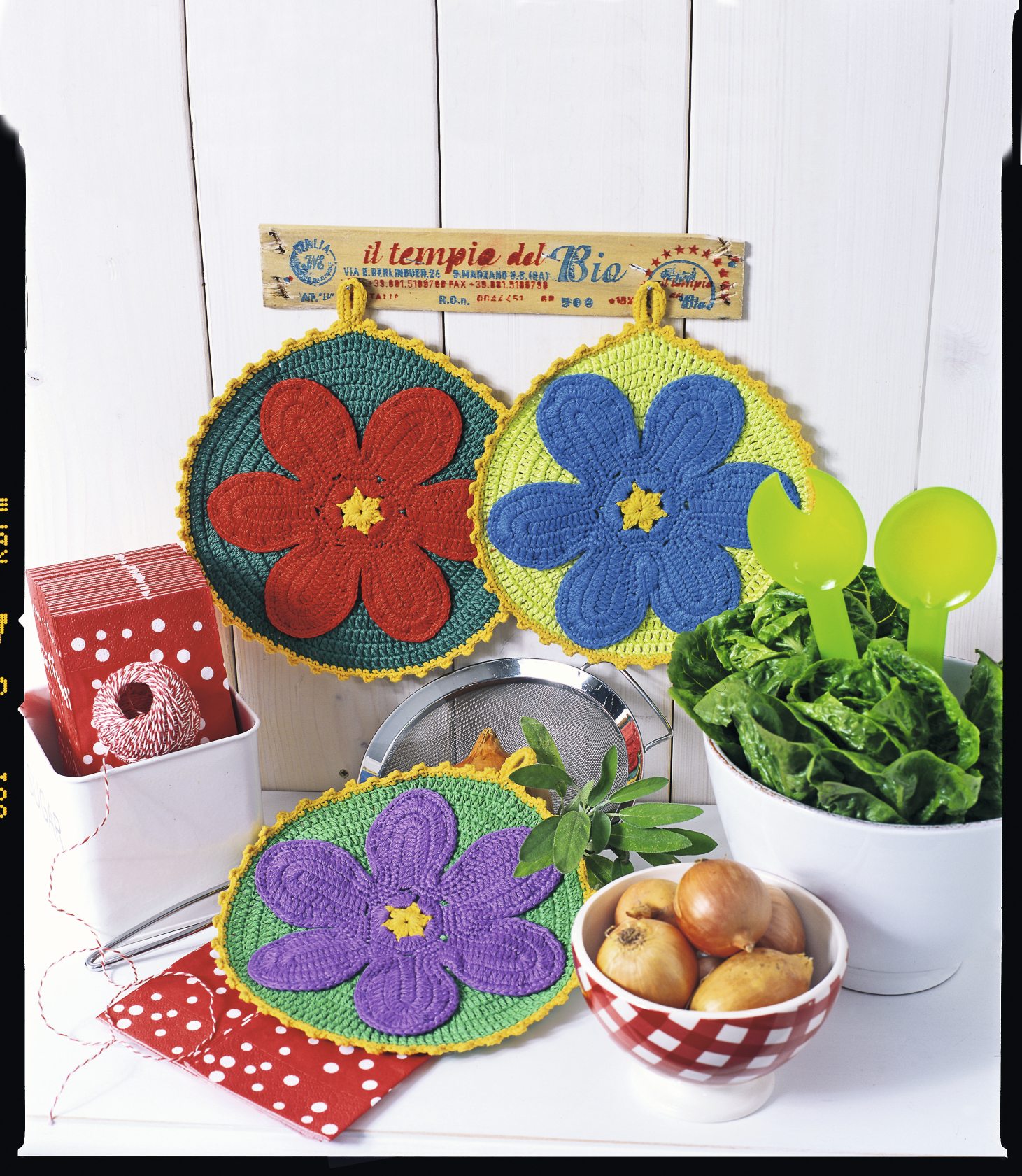 Bunte, gestrickte Blumenuntersetzer mit gelbem Rand, handarbeit, modisch, einzigartig.