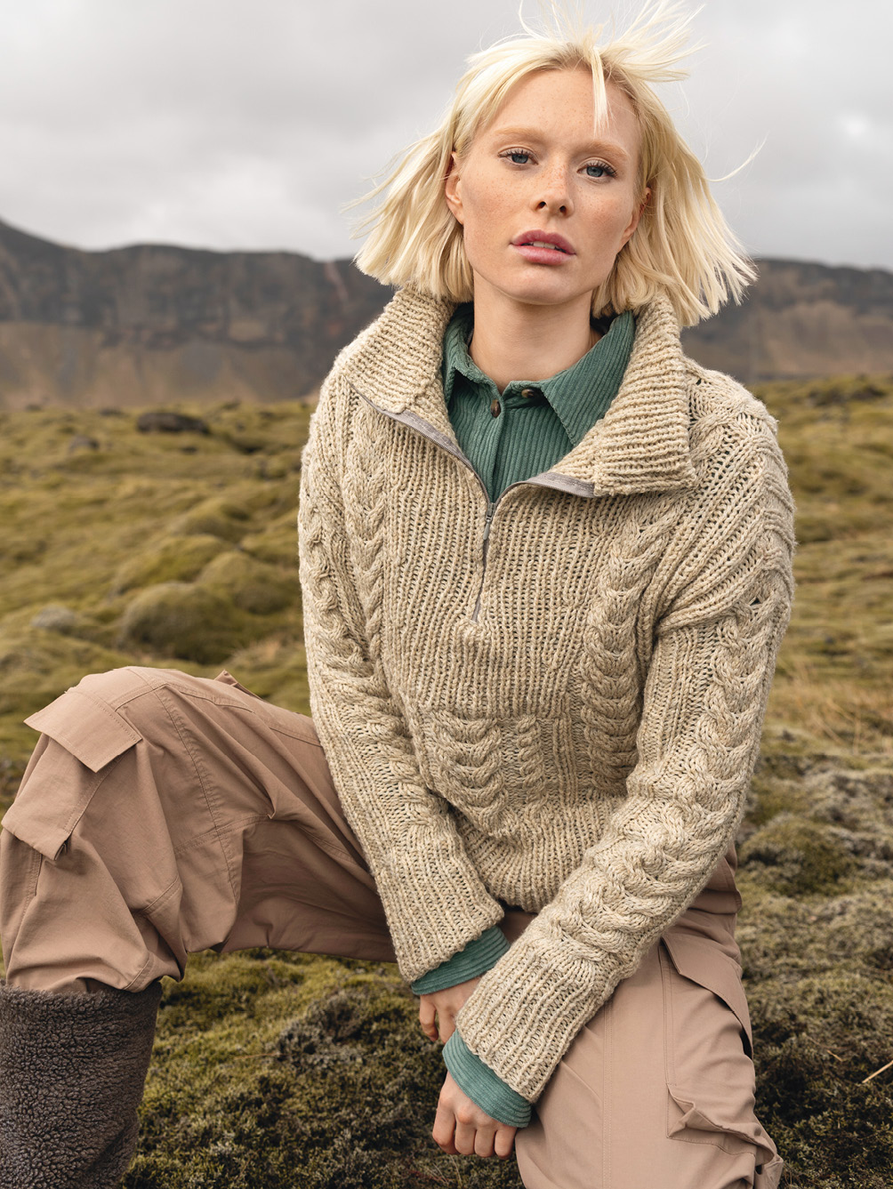 Modellansicht Bild 1: Zopfmusterpulli mit Reißverschluss