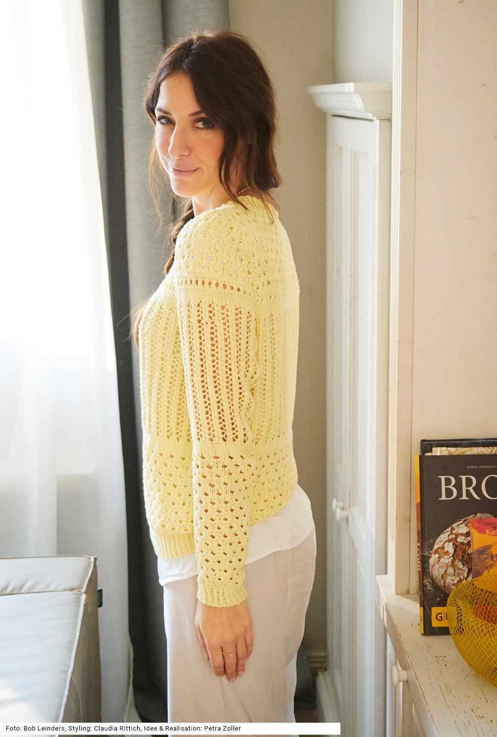 Modellansicht Bild 3: Pulli mit verschiedenen Lochmustern in Gelb