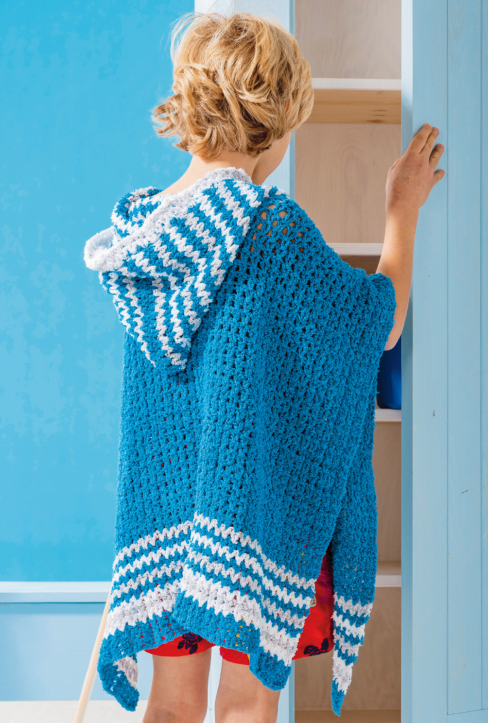Modellansicht Bild 5: Gehäkelter KInderponcho mit Streifen