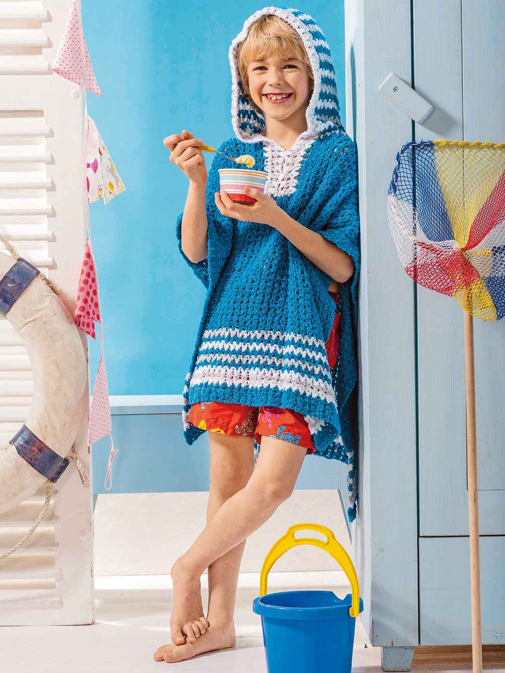 Gehäkelter KInderponcho mit Streifen Modellansicht Bild 1: Gehäkelter KInderponcho mit Streifen