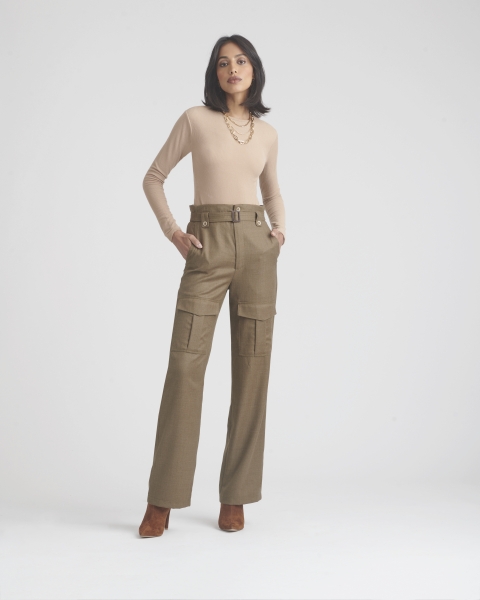 Beiger Pullover, khakifarbene Cargohose, weit geschnitten. Schlichte, elegante Optik, ideal für modische Outfits.