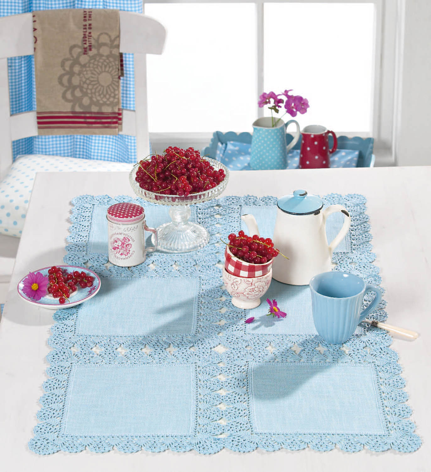 Hellblaues, gehäkeltes Platzdeckchen, gepflegte Akzente. Handgemachte Eleganz, modisches DIY, perfekt für stilvollen Tee.