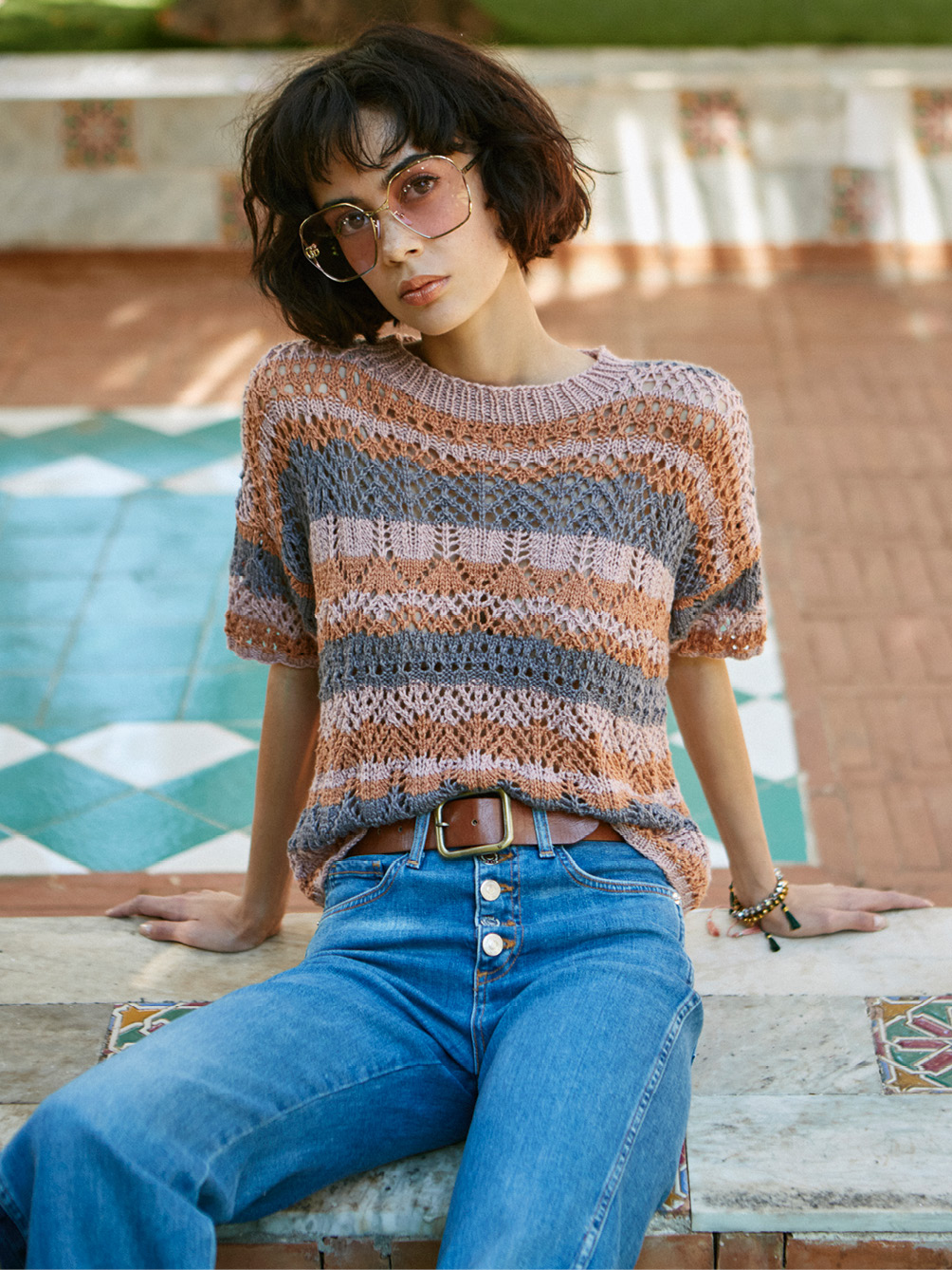 Modellansicht Bild 1: Kurzarmpulli mit zarten Ajourstreifen