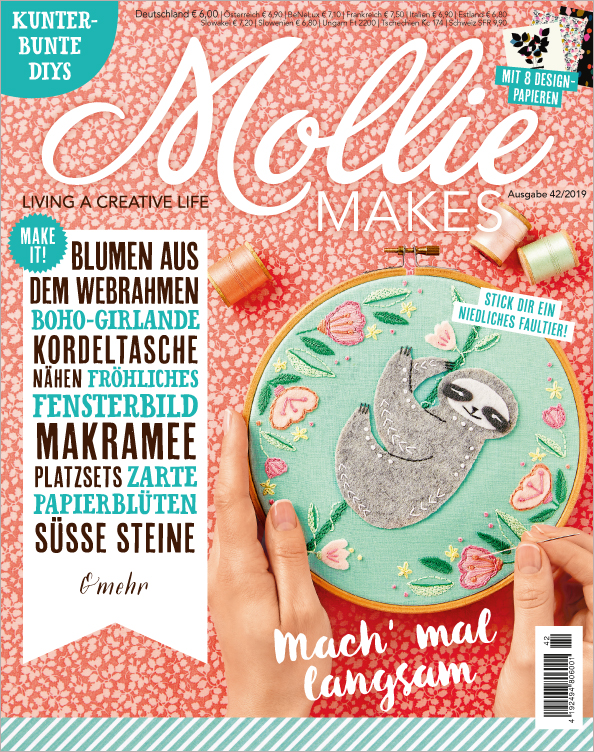 Handgemachtes Stickbild mit Faultiermotiv auf mintfarbenem Hintergrund, bunt, kreativ, DIY.