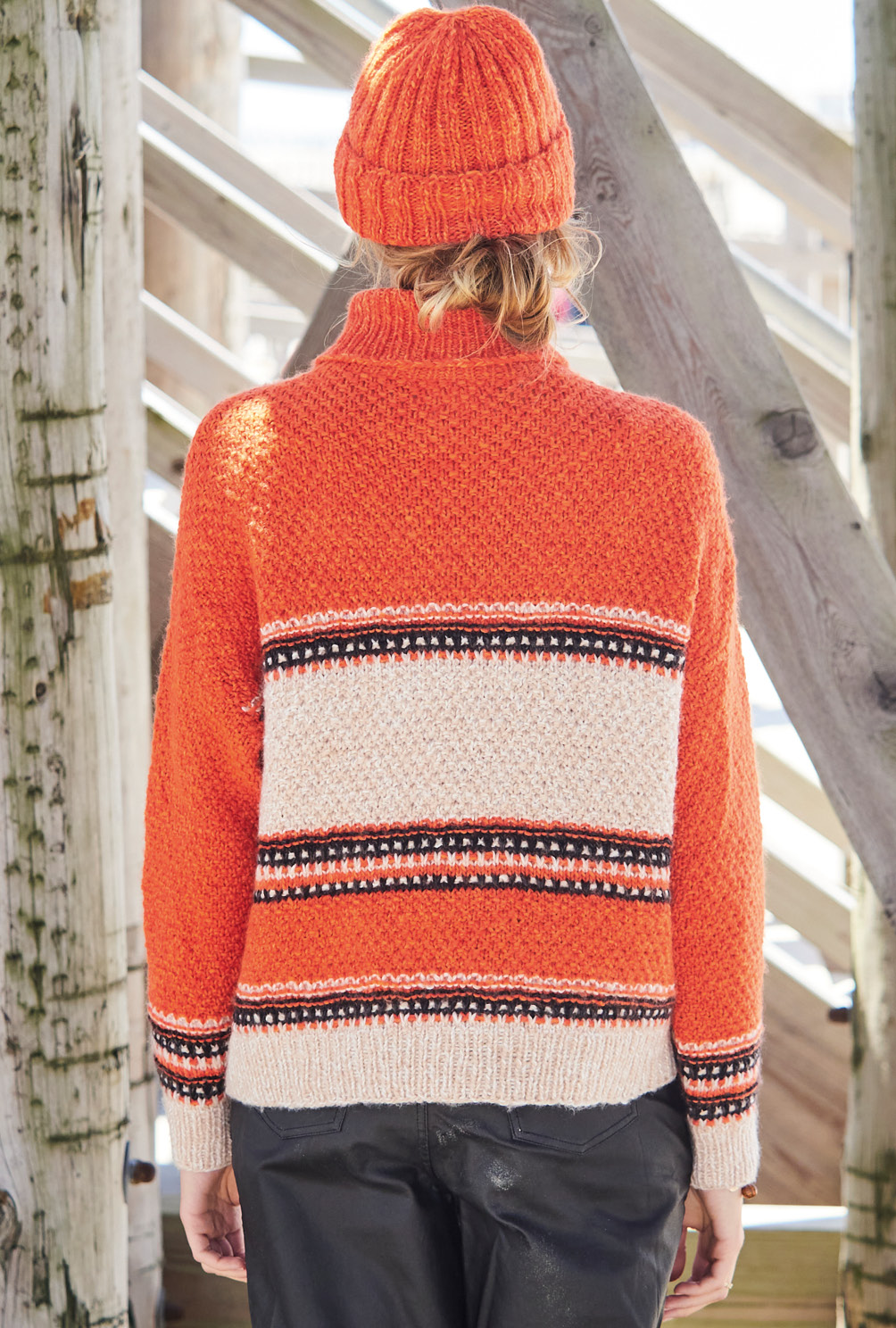 Pulli im Mustermix in Orange, Beige, Schwarz und Mütze