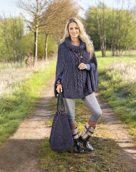 Gestricktes Cape mit Zopfmuster, dunkles Blau, kombiniert mit passender handgemachter Tasche, DIY-Chic.