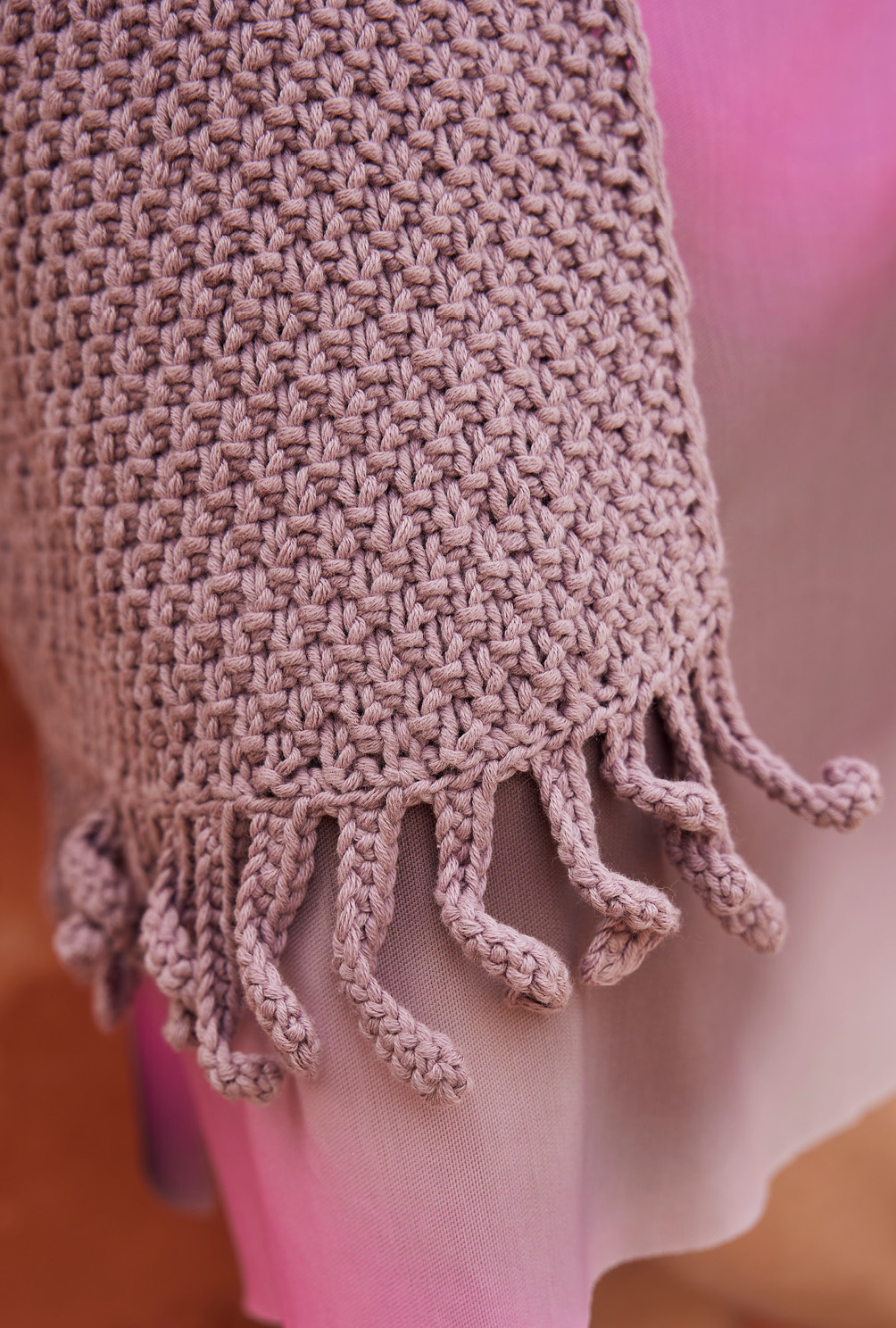 Modellansicht Bild 6: Mantel mit gehäkelten Fransen