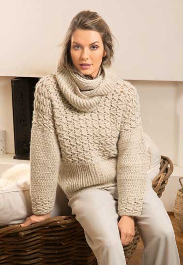 Beiger, handgestrickter Pullover mit Rollkragen und grobem Muster. DIY-Charme, warm und modisch.