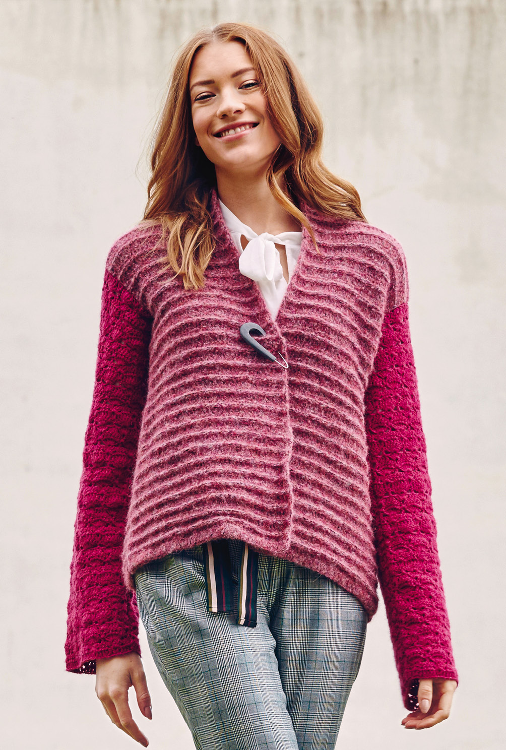 Modellansicht Bild 4: Gehäkelte Jacke in zwei Pinknuancen mit zwei verschiedenen Mustern