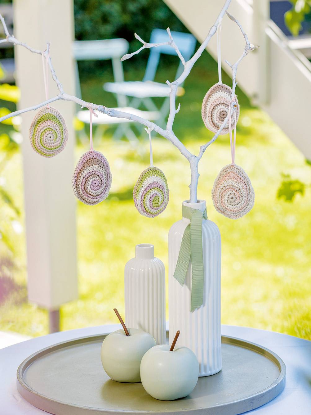 Gehäkelte Spiralanhänger in Pastellfarben. Handarbeit betont ihre modische, kreative Gestaltung.