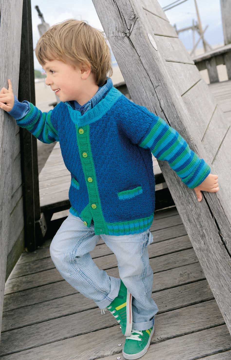 Blau-grüne Strickjacke, gestreifte Ärmel, knallige Knöpfe. Modisch, handgemacht, einzigartige Farbkombination.