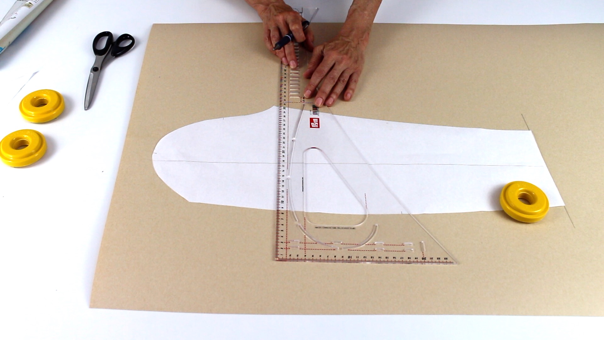Individuelles Schnittmuster auf Papier, schlichtes und funktionales Design, ideal fĂĽr handgemachte Kreationen.