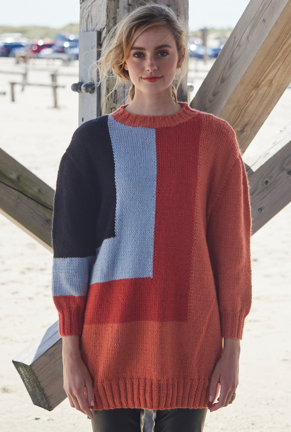Langer Pullover mit farbigen Flächen in Orange, Hellrot, Schwarz und Hellgrau