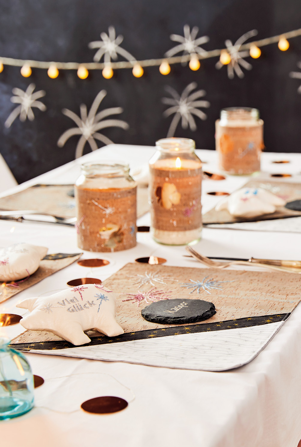 Modellansicht Bild 5: 4er-Set aus Tischsets, Teelichthüllen und Glücksschweinchen aus Stoff in Grau-Silber