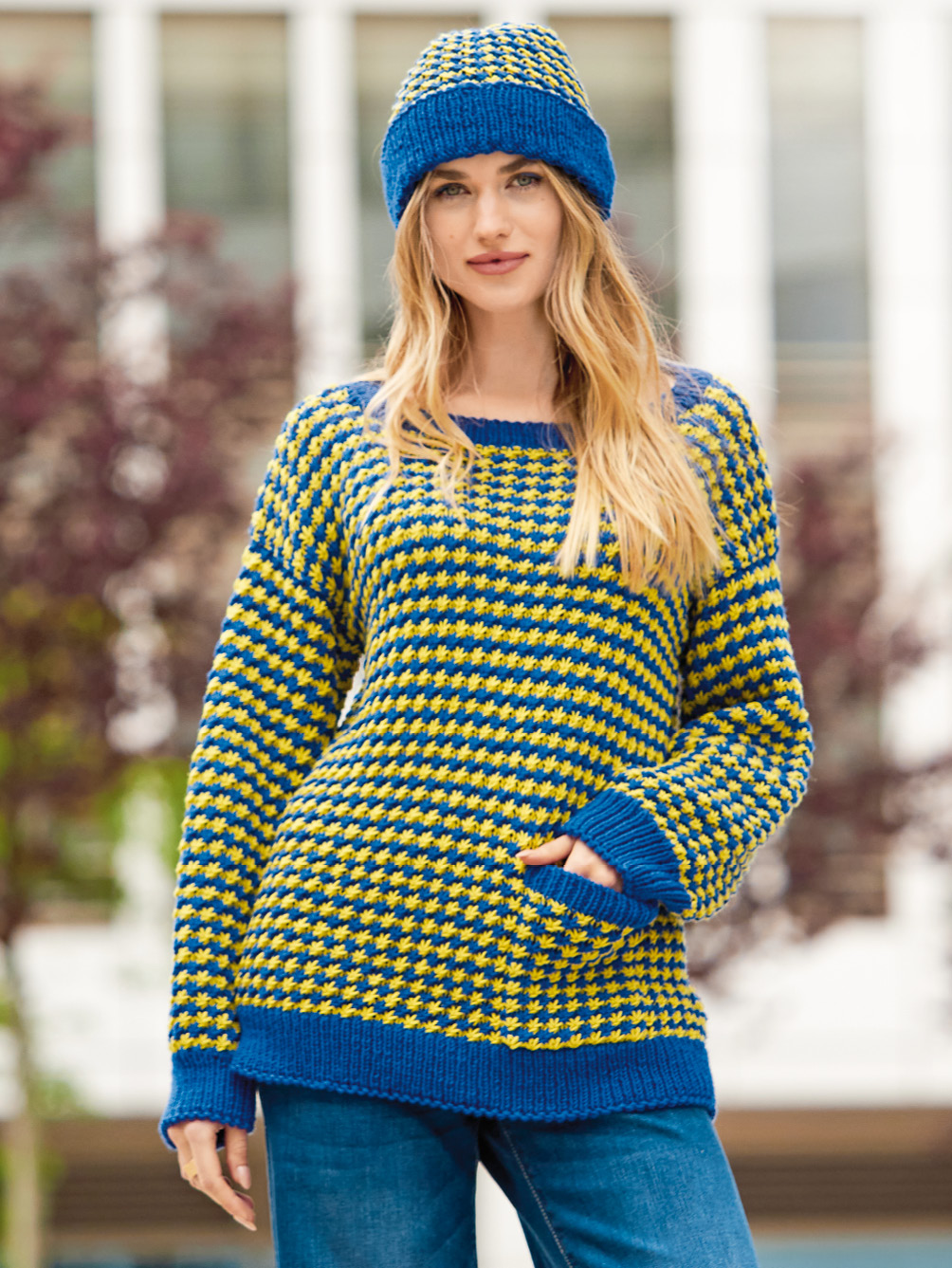 Modellansicht Bild 1: Pulli mit Sternmuster plus Mütze in Blau und Gelb
