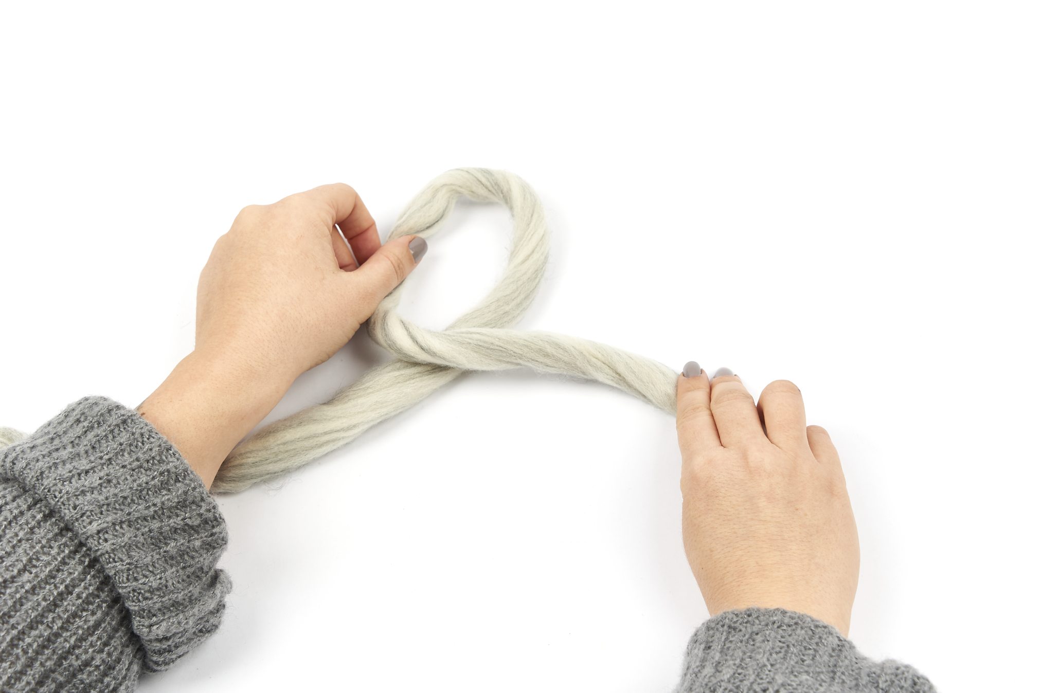 Grauer, gerippter Pullover, DIY-Charme; cremefarbene Wolle. Selbstgemacht, handarbeit, modisch.