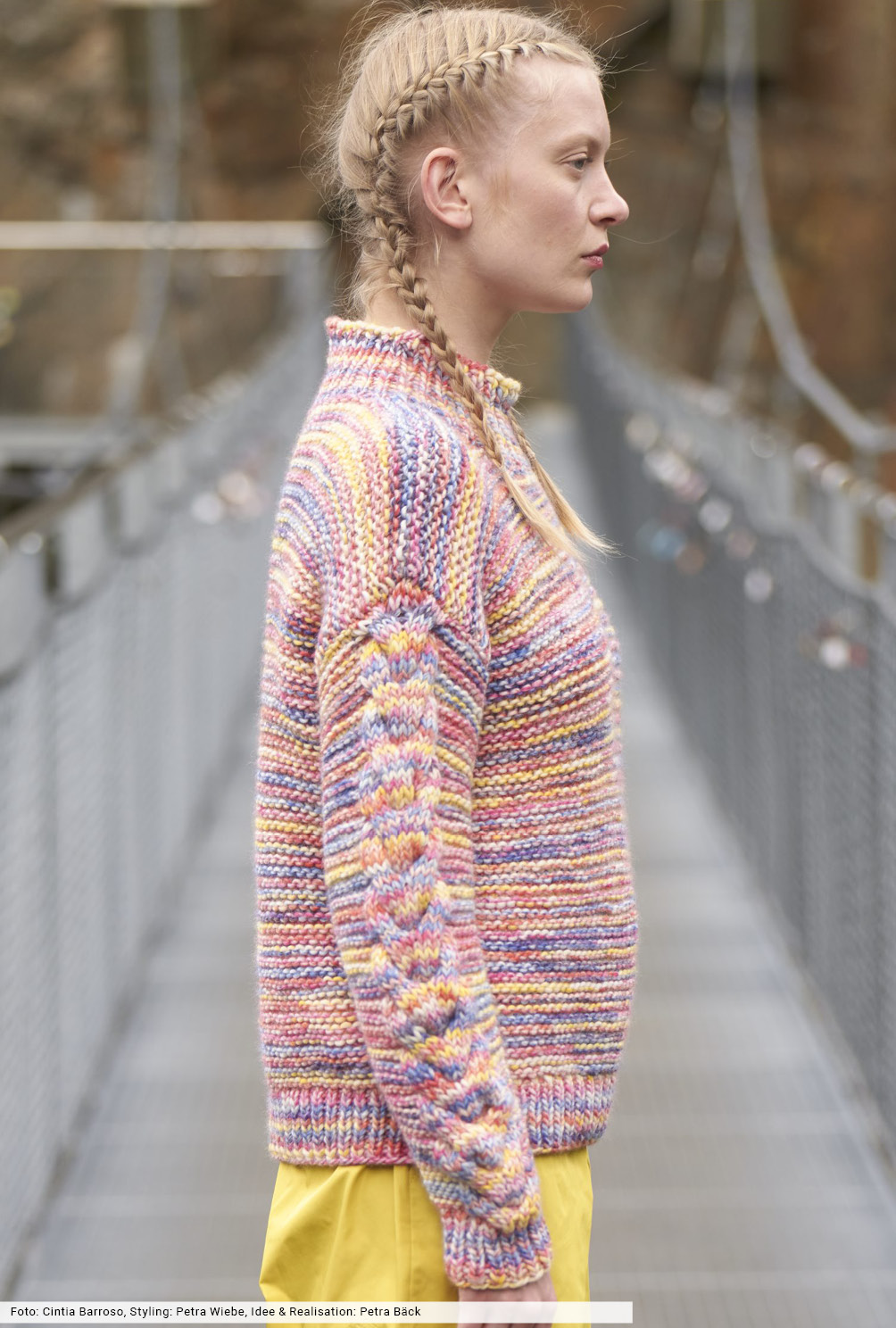 Modellansicht Bild 4: Melierter Pulli mit Zöpfen