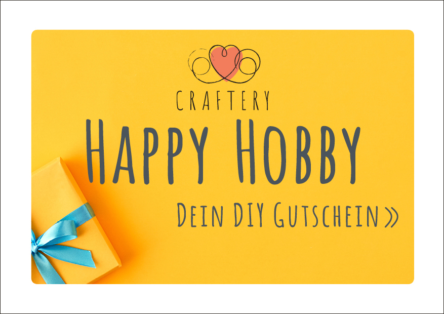 Gelbe Karte mit modernem Schriftzug, kreativ, DIY-Geschenk, blaues Band, individueller Stil.
