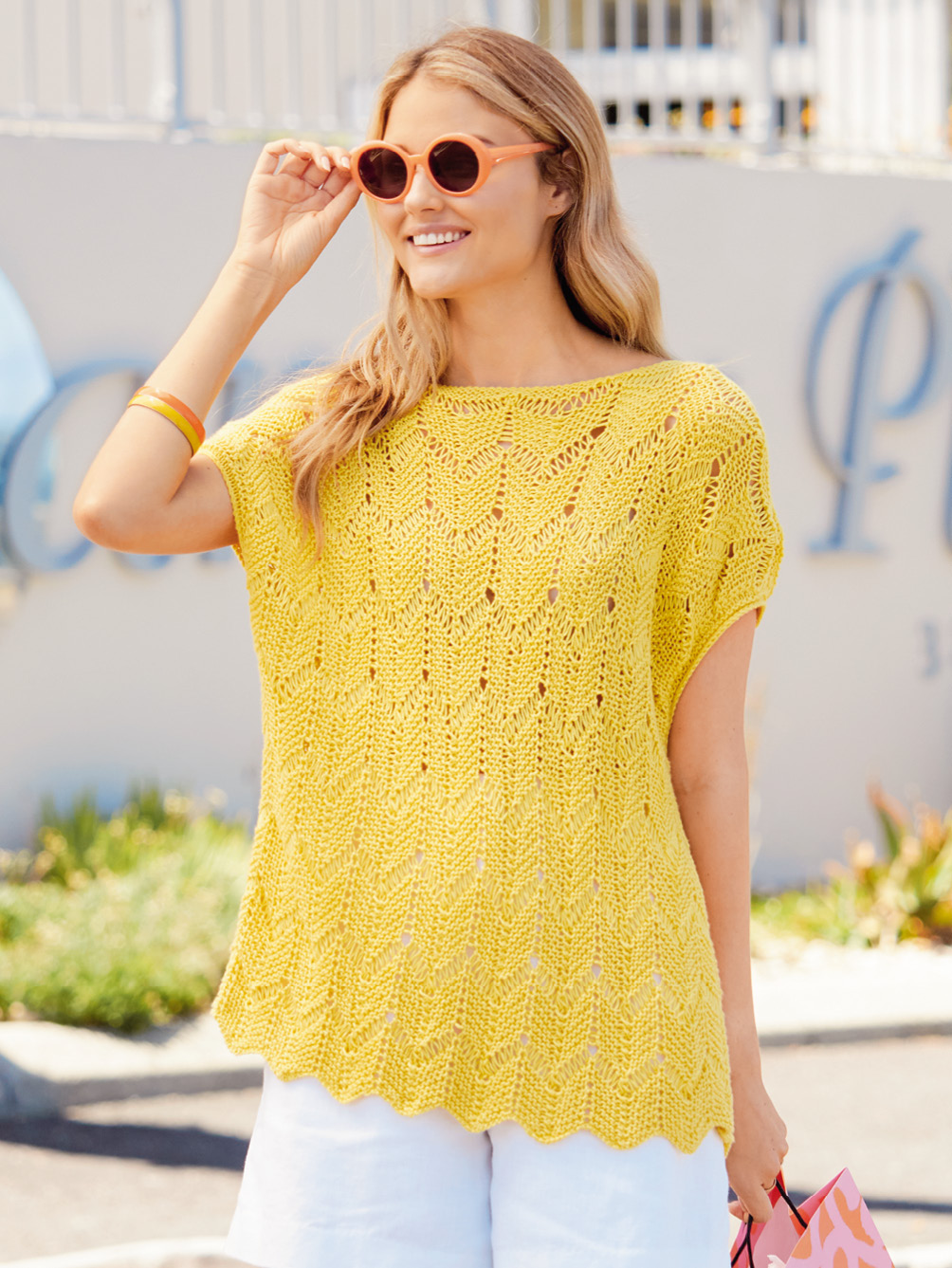 Modellansicht Bild 1: Pullunder/Pullover mit Zackenmuster in Gelb