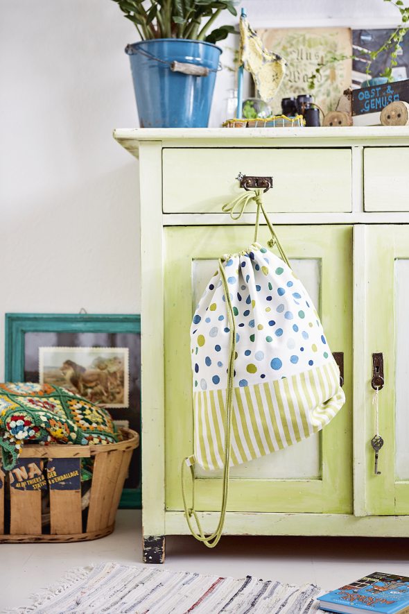 Modischer DIY-Beutel mit blauen und grünen Punkten, gestreiftem Muster. Handgemacht und einzigartig.