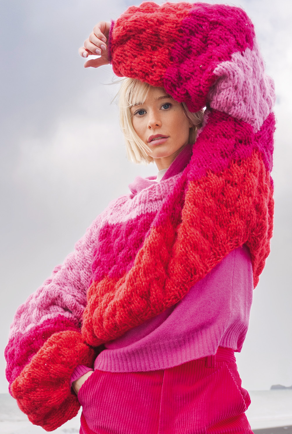 Modellansicht Bild 2: Dreifarbiger Pulli mit Keulenärmeln