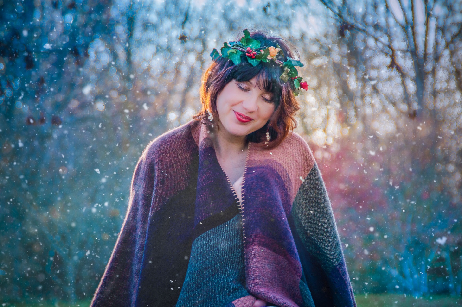 Farbverlaufender Poncho, handgemacht, DIY, dezentes Muster. Kranz aus bunten Blättern. Harmonisch modisch...