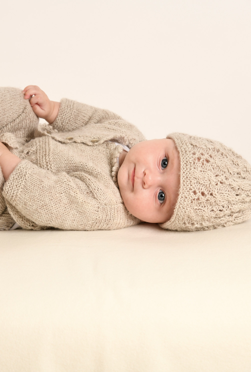 Strick-Set aus Mütze, Jacke und Hose in Beige fürs Baby