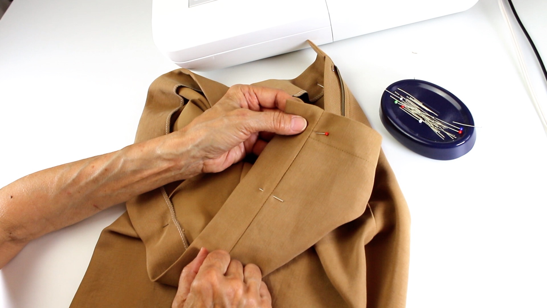 Modisches, handgemachtes Hemd in Erdtönen. Einfacher Schnitt, akzentuiert durch minimalistisches Design.