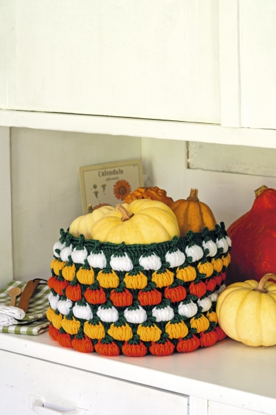 Handgemachter Korb in Grün, Weiß, Orange, Gelb mit aufwendigem, mehrfarbigem Muster. Modisches Accessoire.