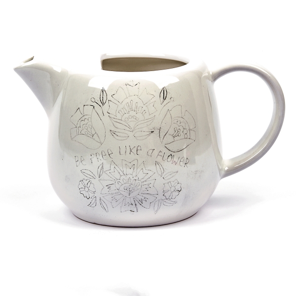 Weiße Teekanne mit handgemachtem Blumenmuster, versehen mit dem Schriftzug 'Be free like a flower'.